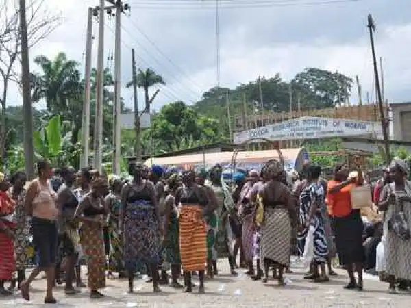 Women Protest Náked Over Alleged Killing Of Youth In Kaduna By Soldiers